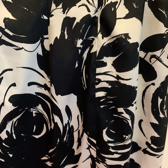 London Times Black and White floral pattern,Knee length, form fitted dress. - Picture 3 of 4